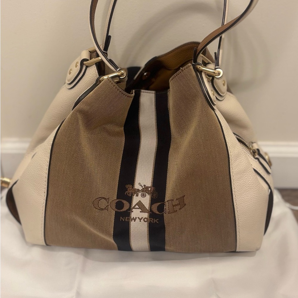 Coach bag
Gently used
No smell
Dust bag included